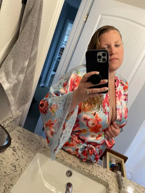 Getting ready for the day! Come join me for my shower ๐