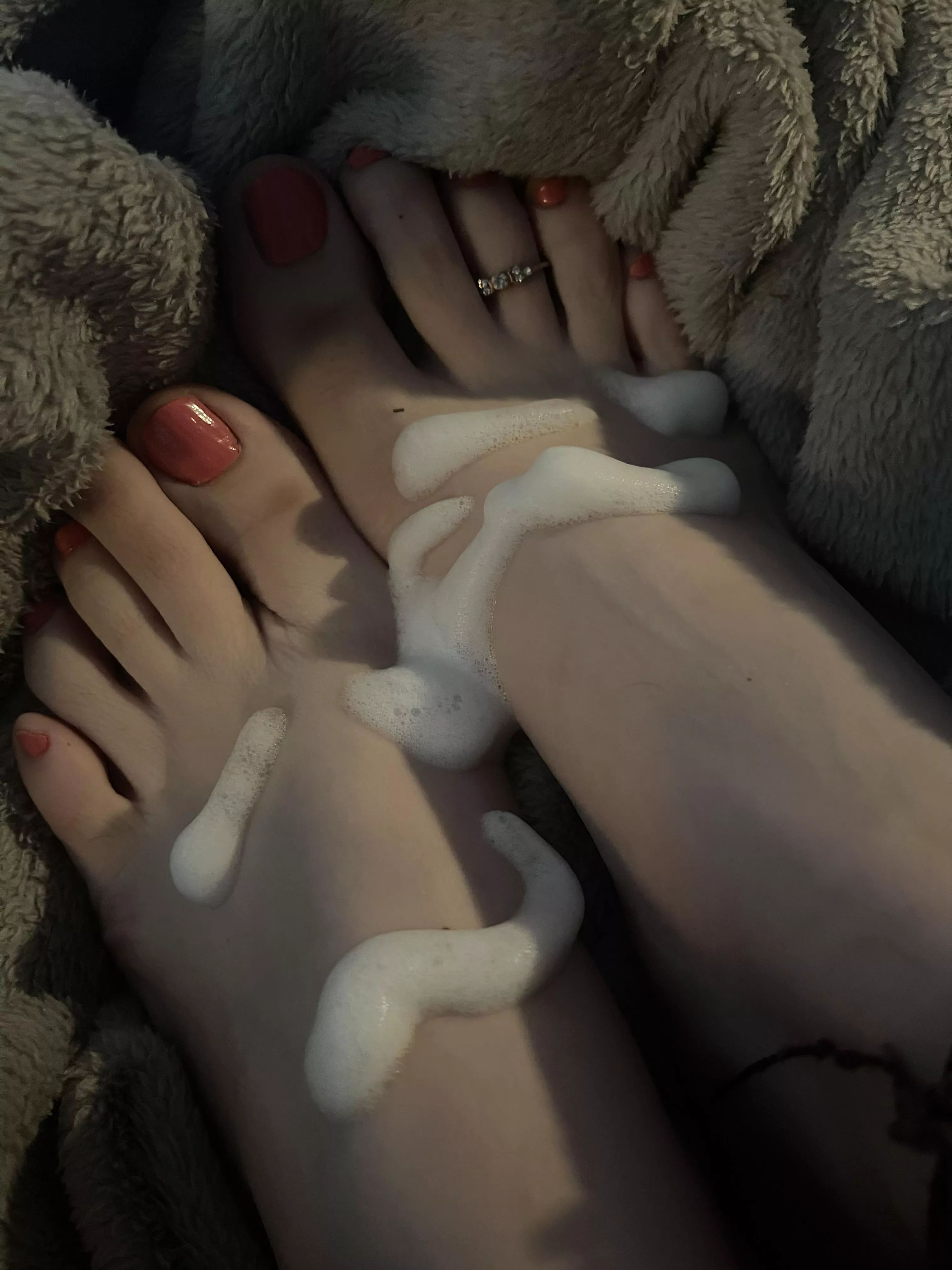 Getting ready to moisturize 😏🧴