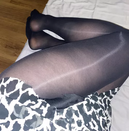 Getting sleepy with my shiny pantyhoseπ Wanna wake me up?