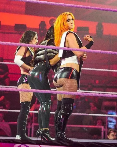 Gigi showin off her amazin ass