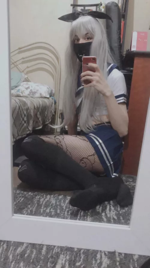 Give headpats to your femboy classmate pls >~~<