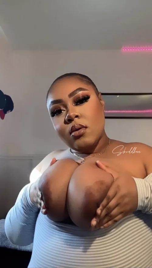 Give my tits a kiss 😘