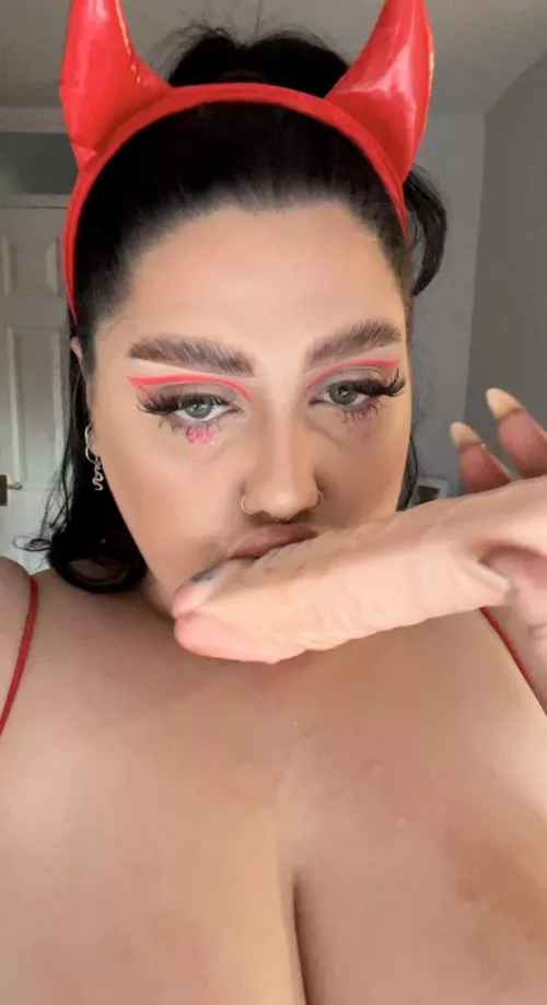 giving my dildo a bj whilst you watch👀💦