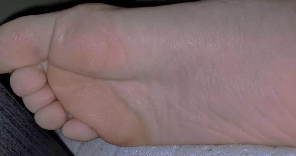 Go on, put your screen to your nose, you know you wanna smell my feet π€