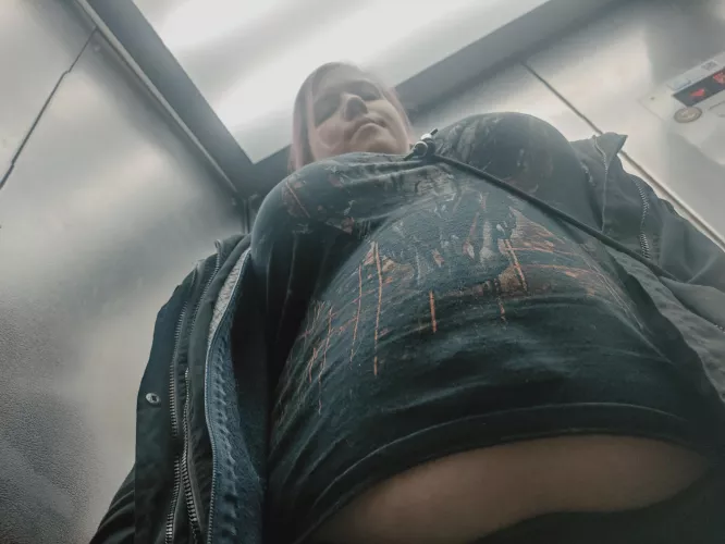 going out after stuffing my shirt 2 sizes smaller💜