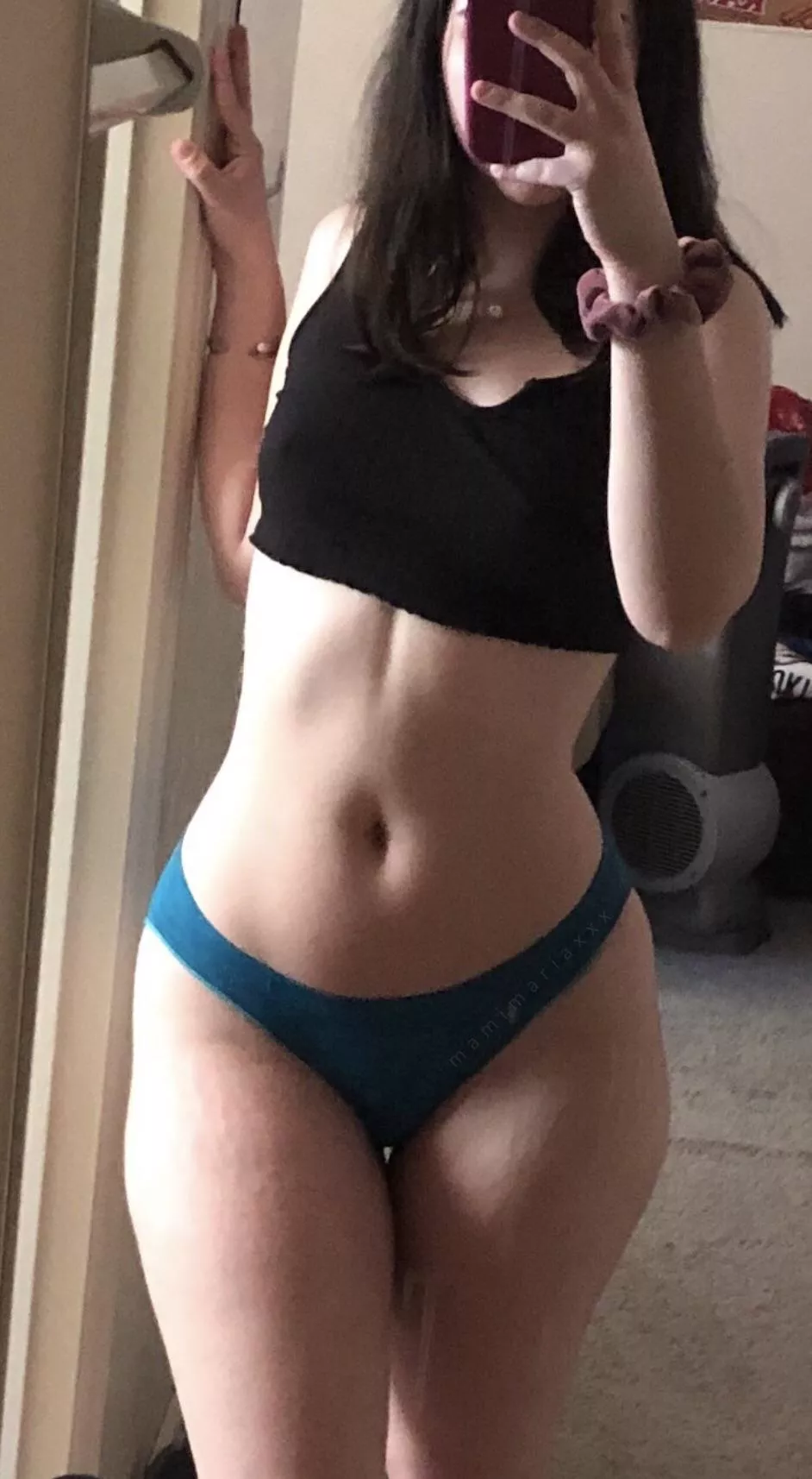 Good morning ❤️ here’s a mirror selfie to start your day off right 😘