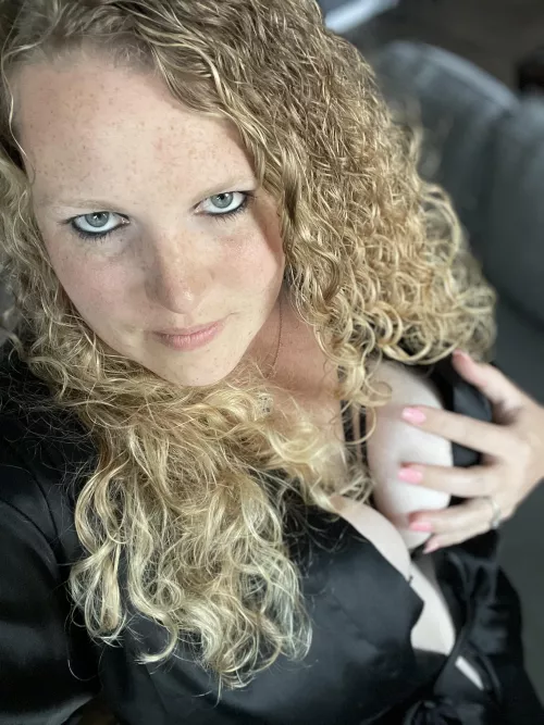 Good morning! Hubby heading out to work all day, whatβs a horny housewife to do all day π
