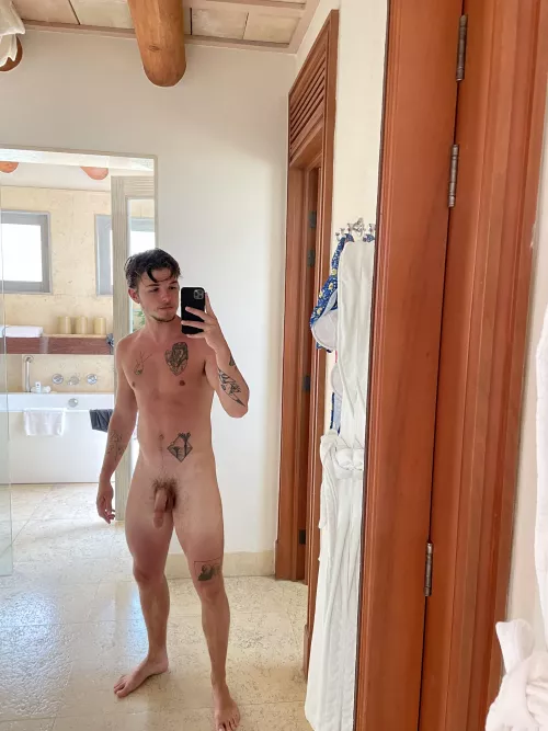 Got a little burnt on vacation… in need of a full body aloe rub 😏 [M 21]