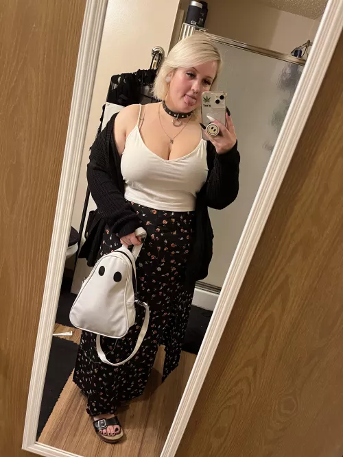 Got a new outfit 🖤 Didn’t realize I was a skirt girl but it made my hookup so easy tonight 🙊👅 lol