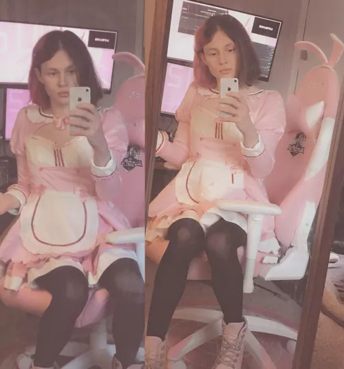 Got my new bunny chair. And my nekopara cosplay dress match it so damn well 😮✨