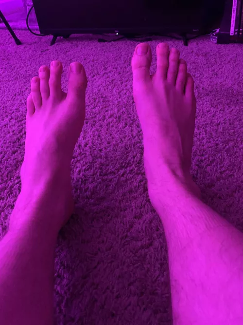 Got told I have “sexy toes” tonight. That’s a first. Anyone else like my feet?