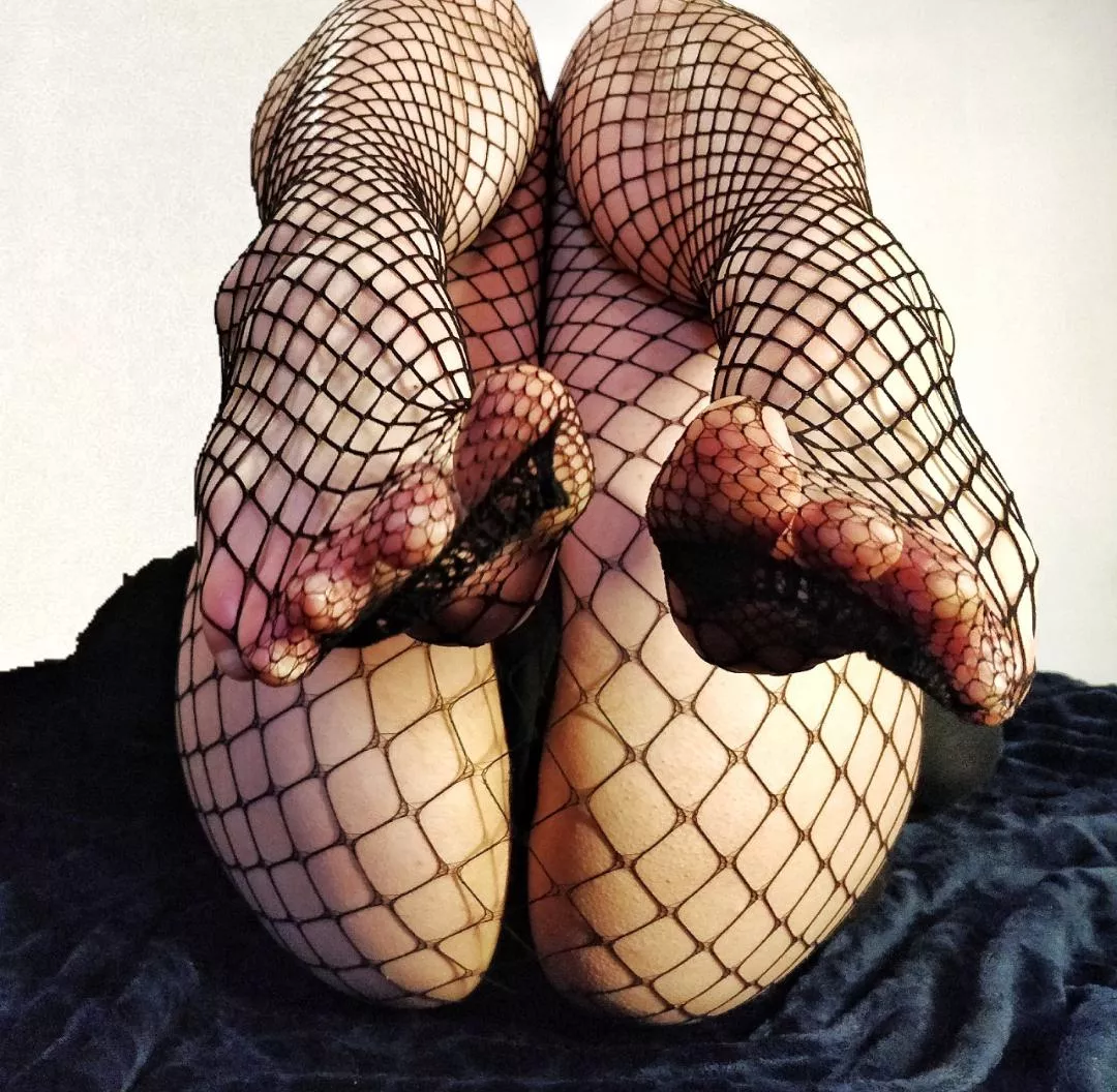 gotta love this beautiful fishnets 🖤
