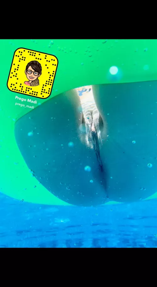 Grab your snorkel and cum play with mommies pregnant little pussy π