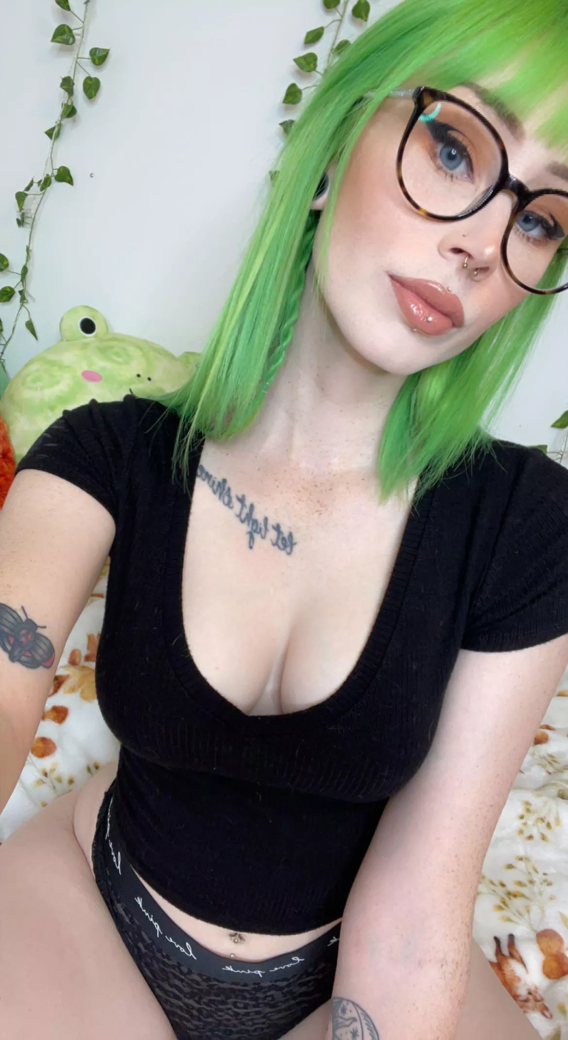 Green hair and glasses 💚