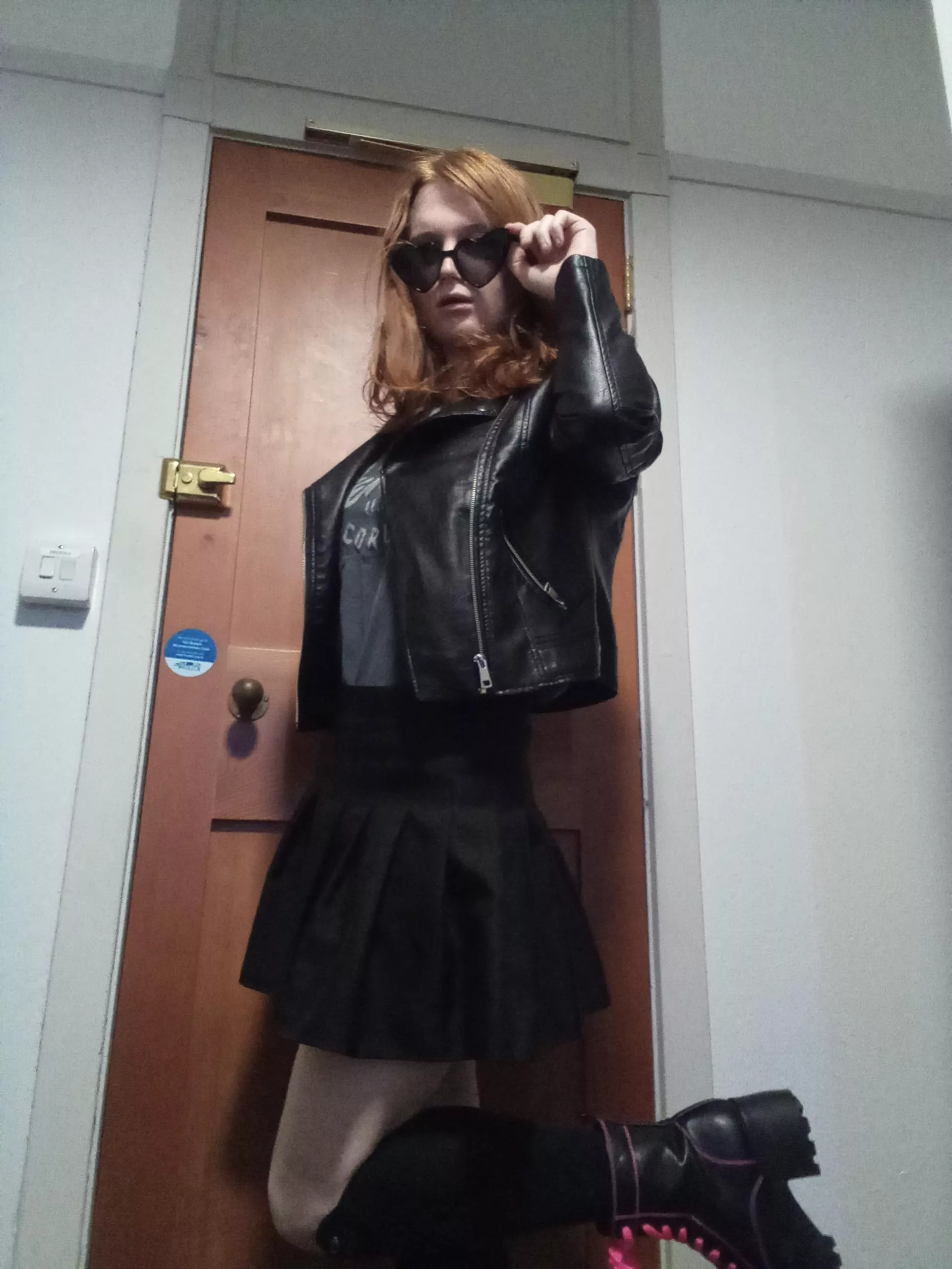 Grungy femboy wants to listen to nirvana with you <3