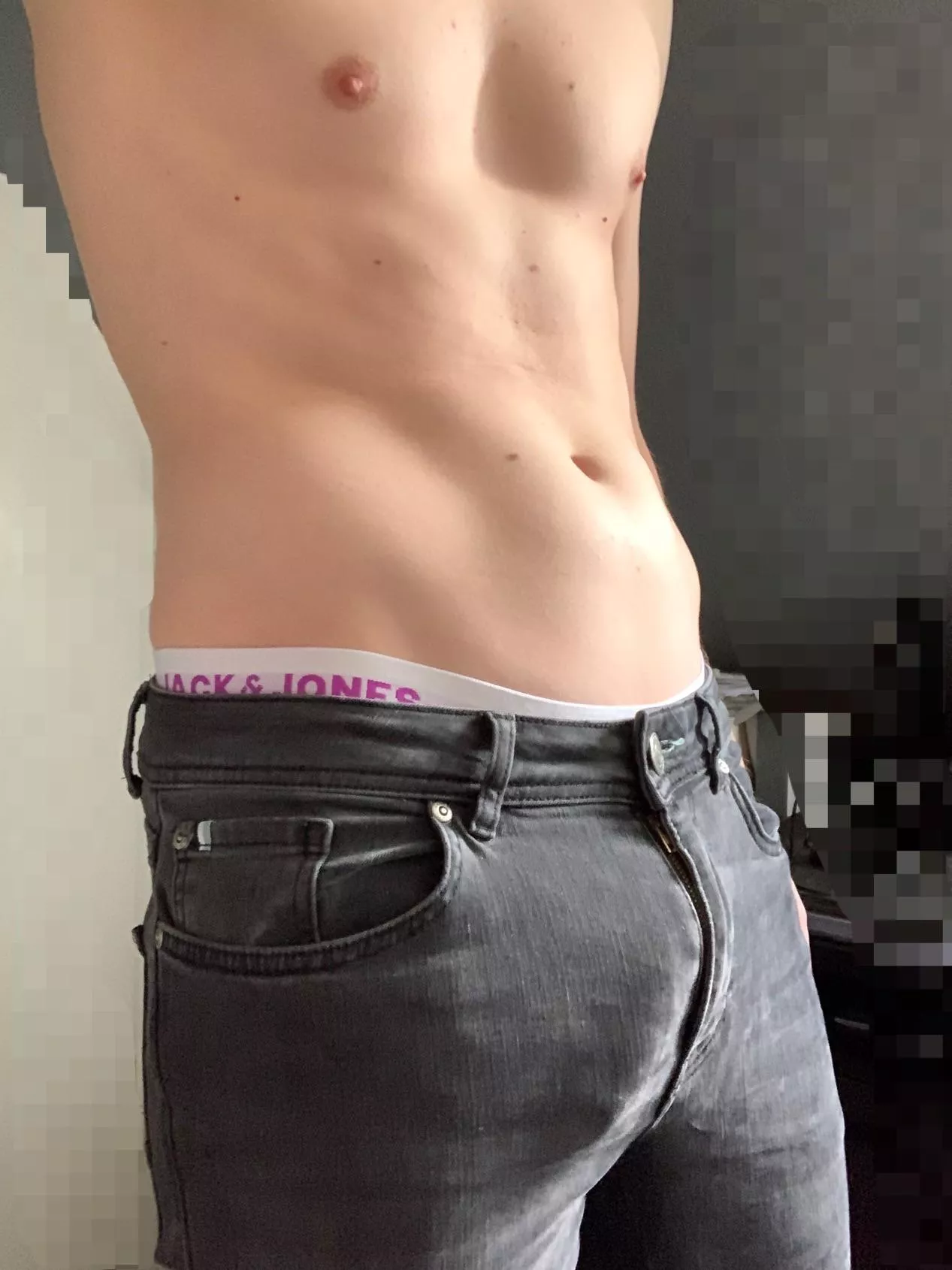 Guys should be prohibited from hiding their outline