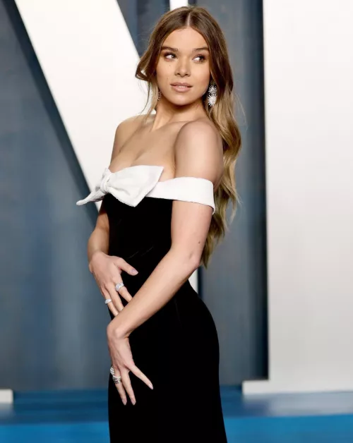 Hailee steinfeld is gorgeous