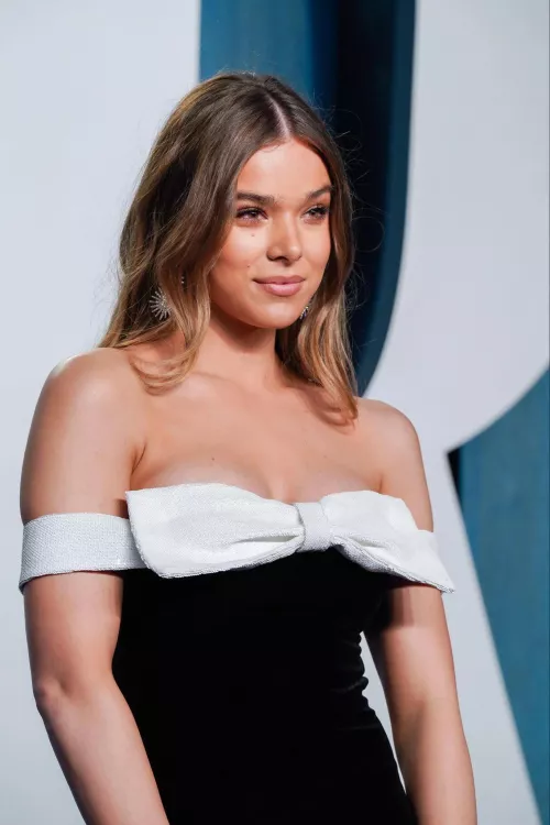 Hailee Steinfeld makes me wanna top some buds