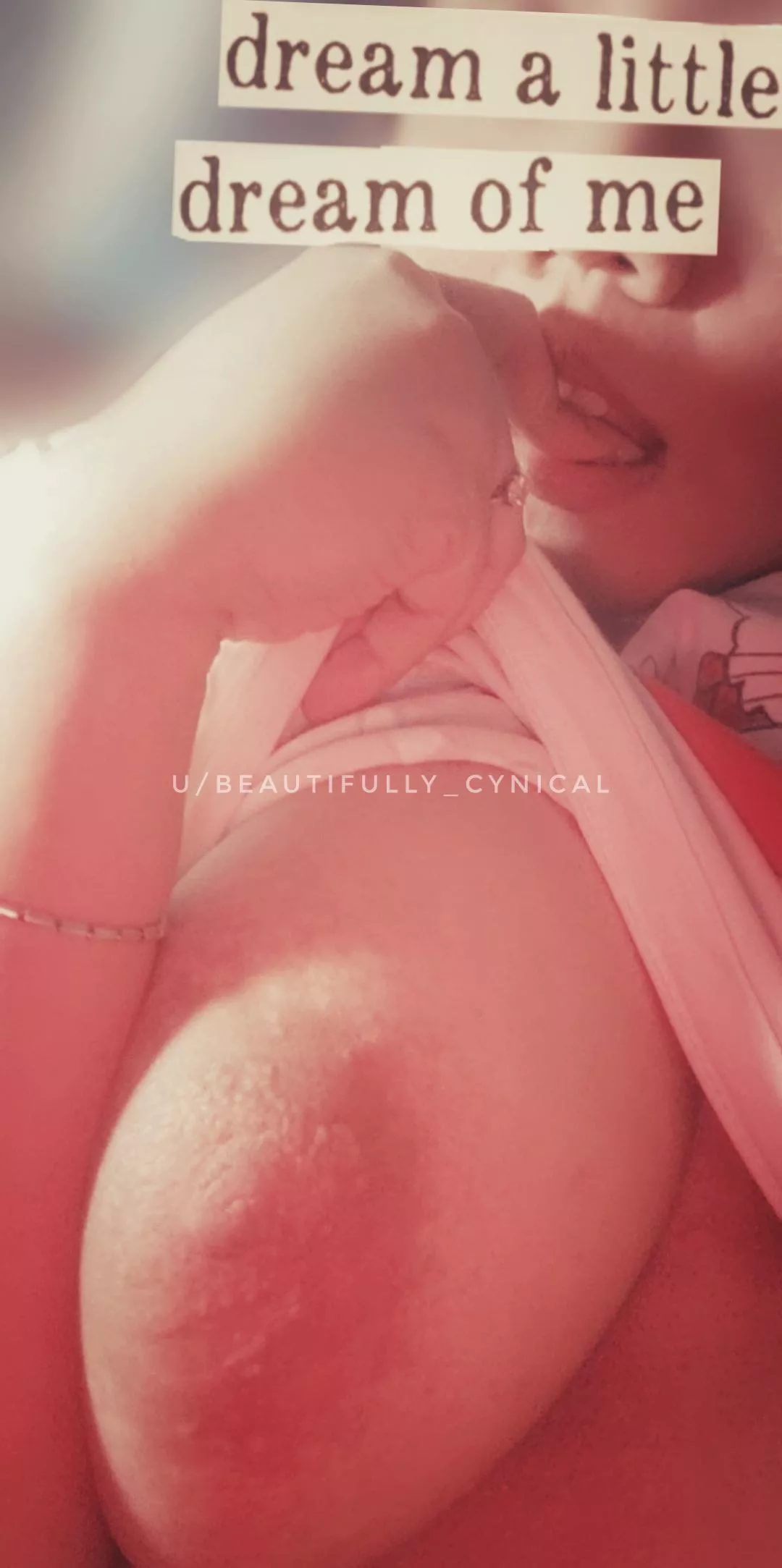 Hal(f)way through my wine bottle. Time for some red light special. Join me? 💋