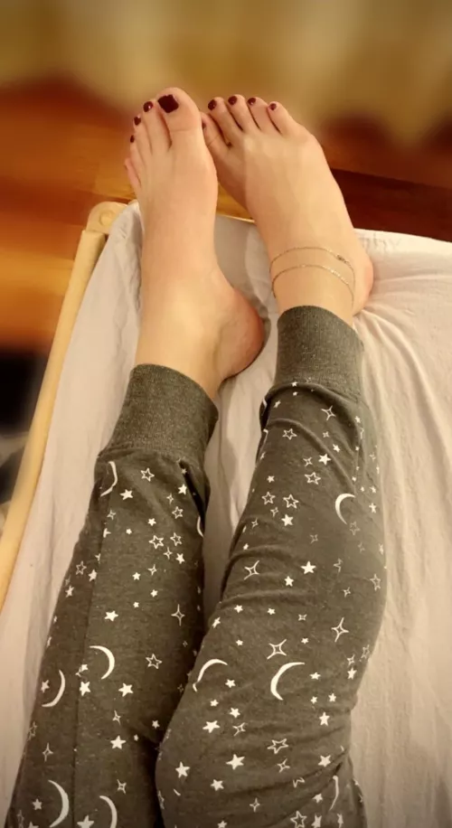 Happy, cozy morning to you. This is how my little feet look when I wake up π₯° what would you do with them?