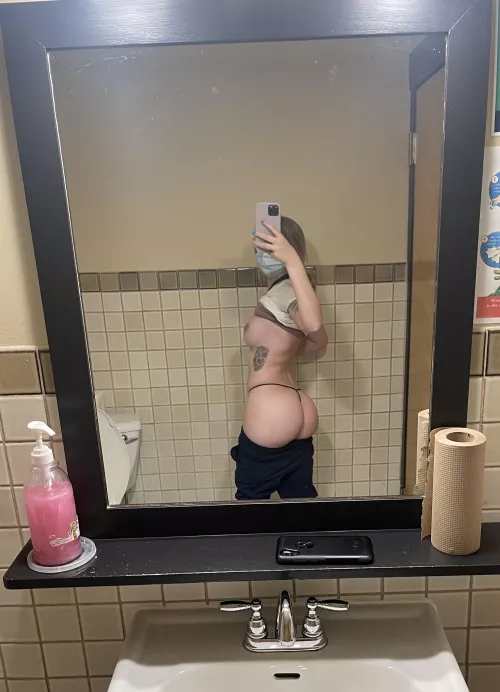 Happy humpday! Who wants to fuck this Booty?