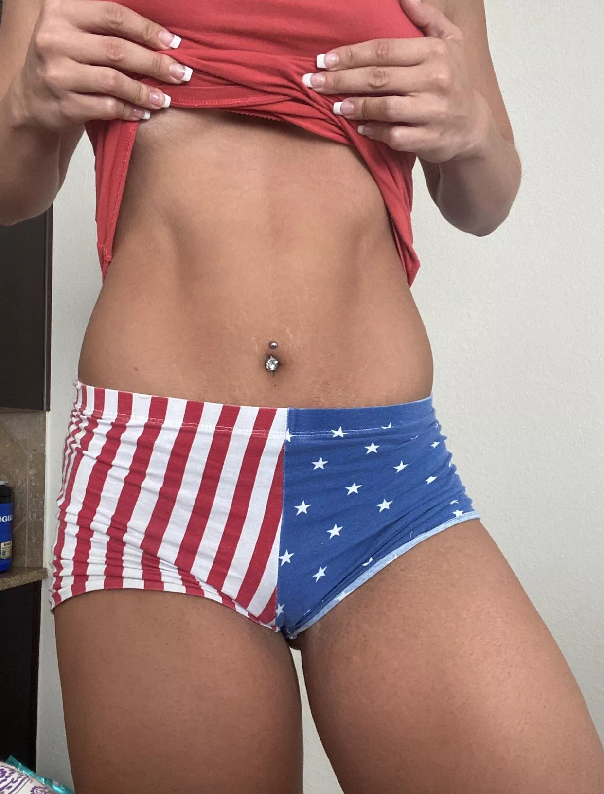 Happy Memorial Day! Abs out 💪🏻😈