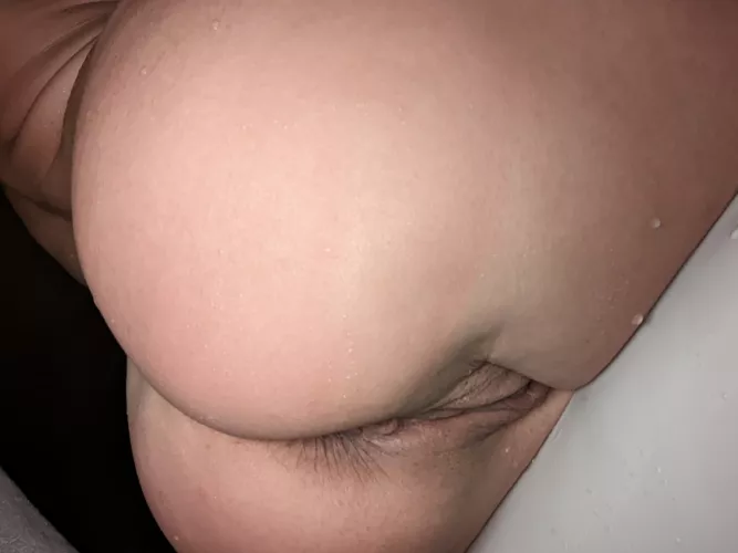 He likes fucking her ass because it's hotter and tighter. And it turns me on so much 🍑🤤