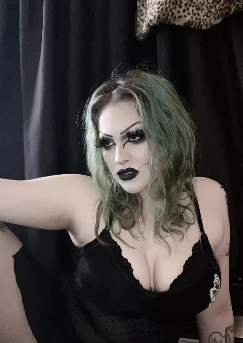 Heard there was a bit tiddy goth gf subreddit, so I knew I had to join 😌