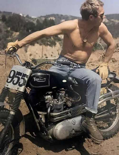 Hello could anyone ID the boots Mr. Steve is wearing here Iām new to boots
