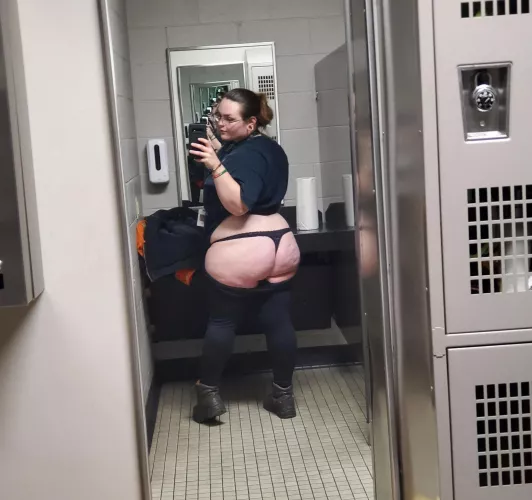 Hello, could I interest you in a big booty bitch? 🤔❤