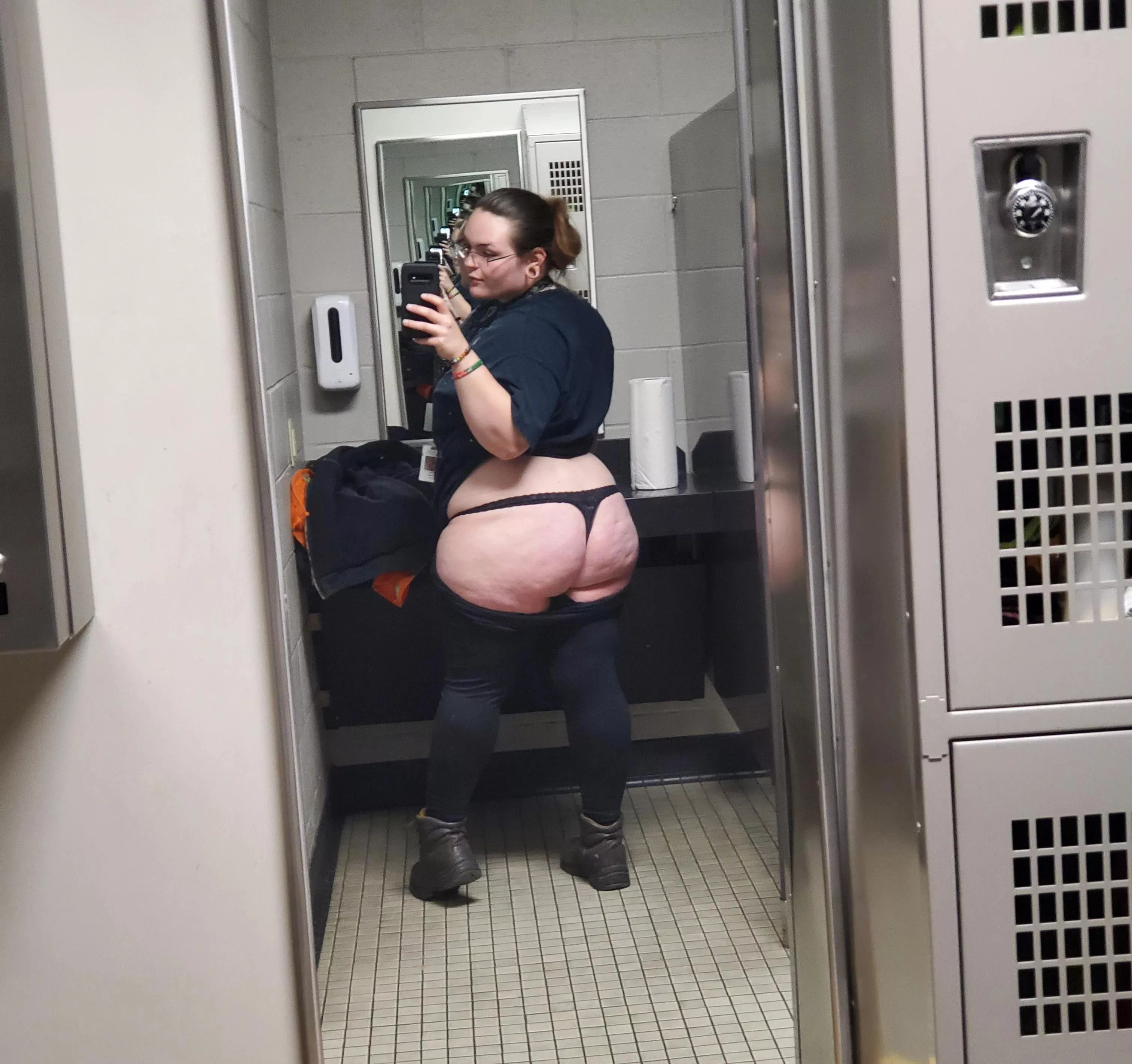 Hello, could I interest you in a big booty bitch? 🤔❤