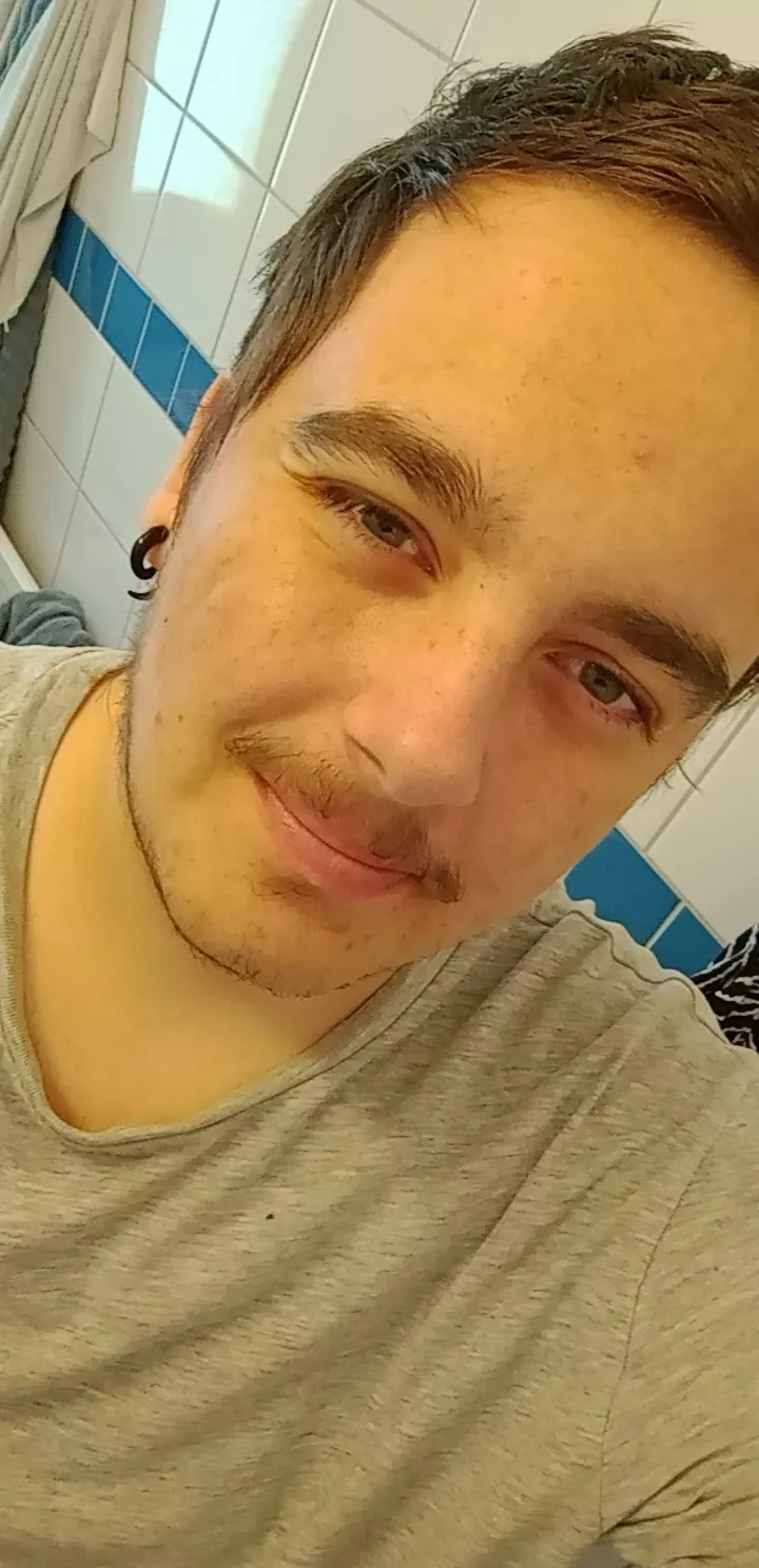 Hello from a singel Fortnite gaymer 😂 anyone wanna play some Fortnite ?( i prefer zero builds)