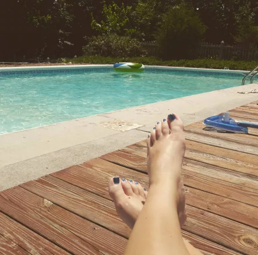 Her blue toes are so sexy! 💙😍🤤