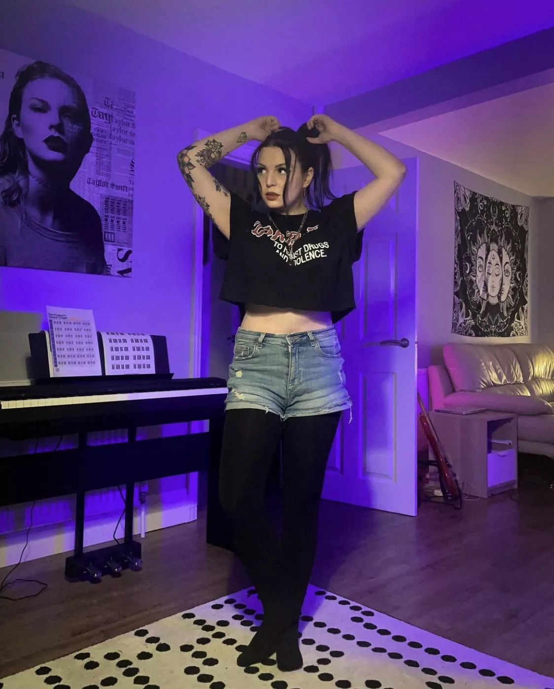 Her thighs and feet 😩🤤