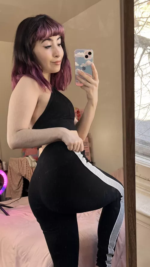heres my lil butt in yoga pants✌️