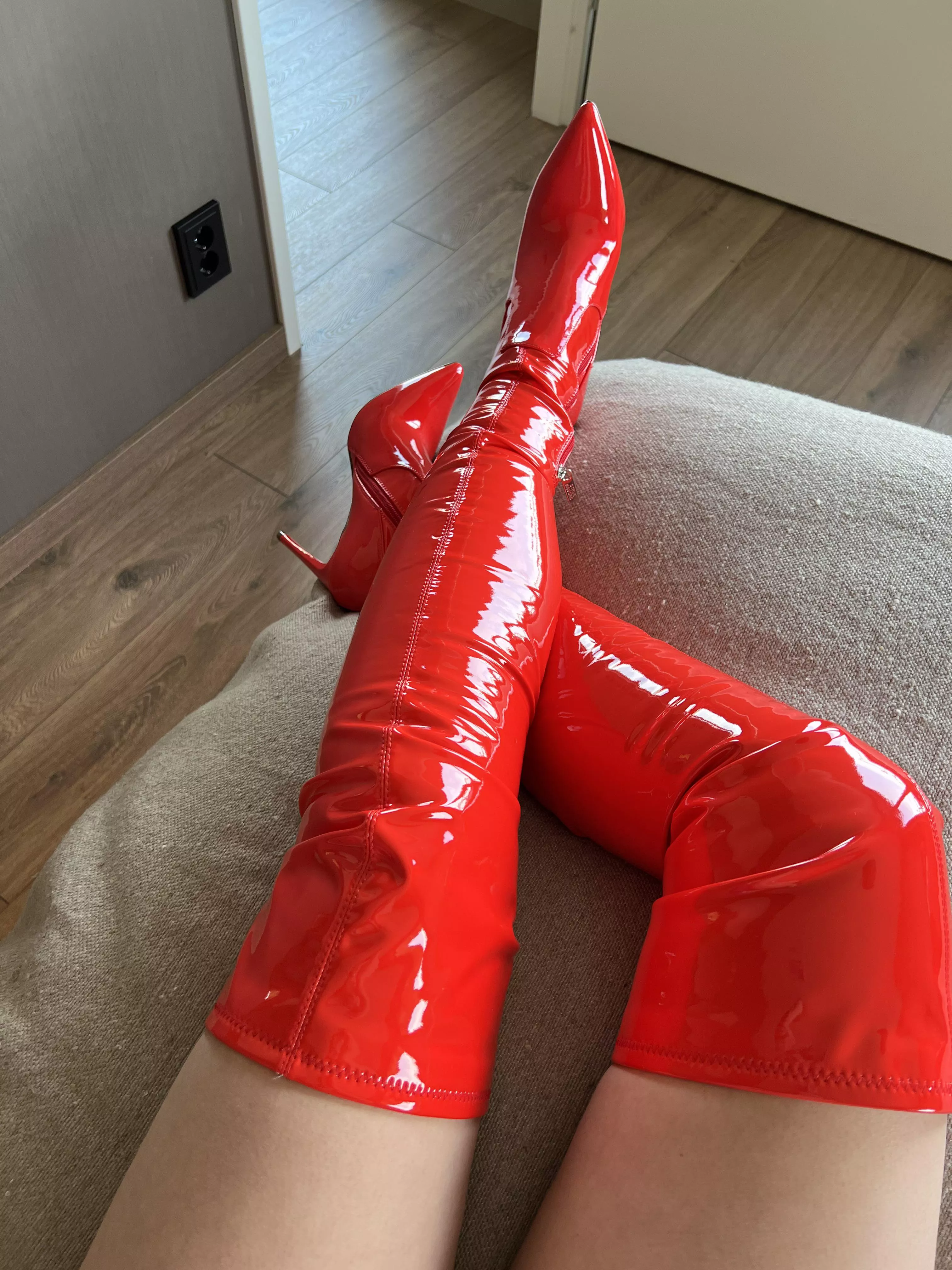 Hey babes, like my new heels? ✨🥵