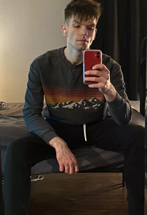 Hey bros! Excuse the mirror selfie, if you could.