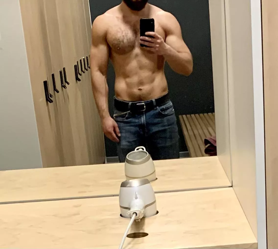 “Hey” from the gym’s locker room “Hey” from the gym’s locker room