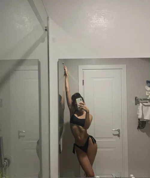 Hey guys, do you think this bikini looks good on me?😉💖