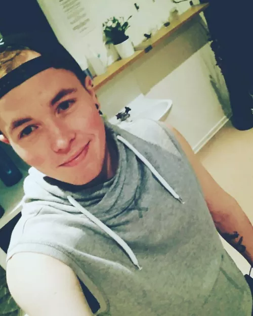 Hey guys. Need som mates to chat with. Dm me and let’s talk 🥰