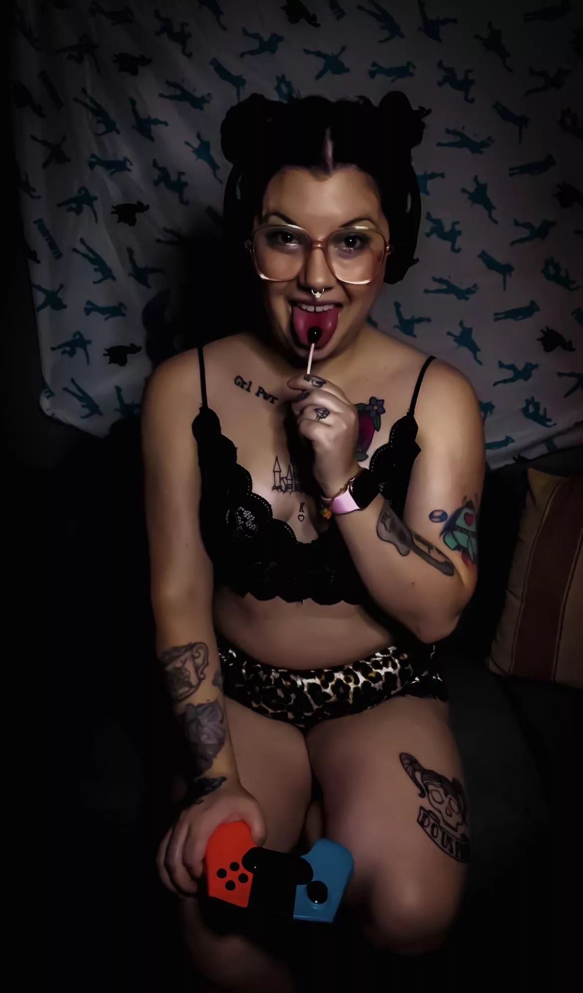 Hey! Im Frankie and I want to have some fun with you. Im active all day for sexting, lives, or anything else you might be interested in 💋🍭 cute girl Next door