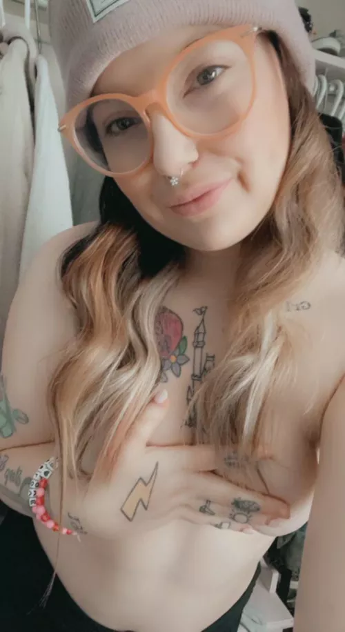 Hey! Im Frankie and I want to have some fun with you. Im active all day for sexting, lives, or anything else you might be interested in 💋🍭 cute girl next door