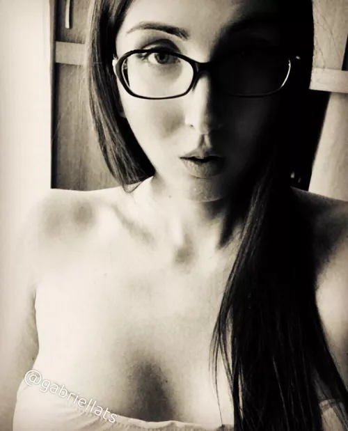 Hey.. think I’m pretty? Be honest.. 🫦