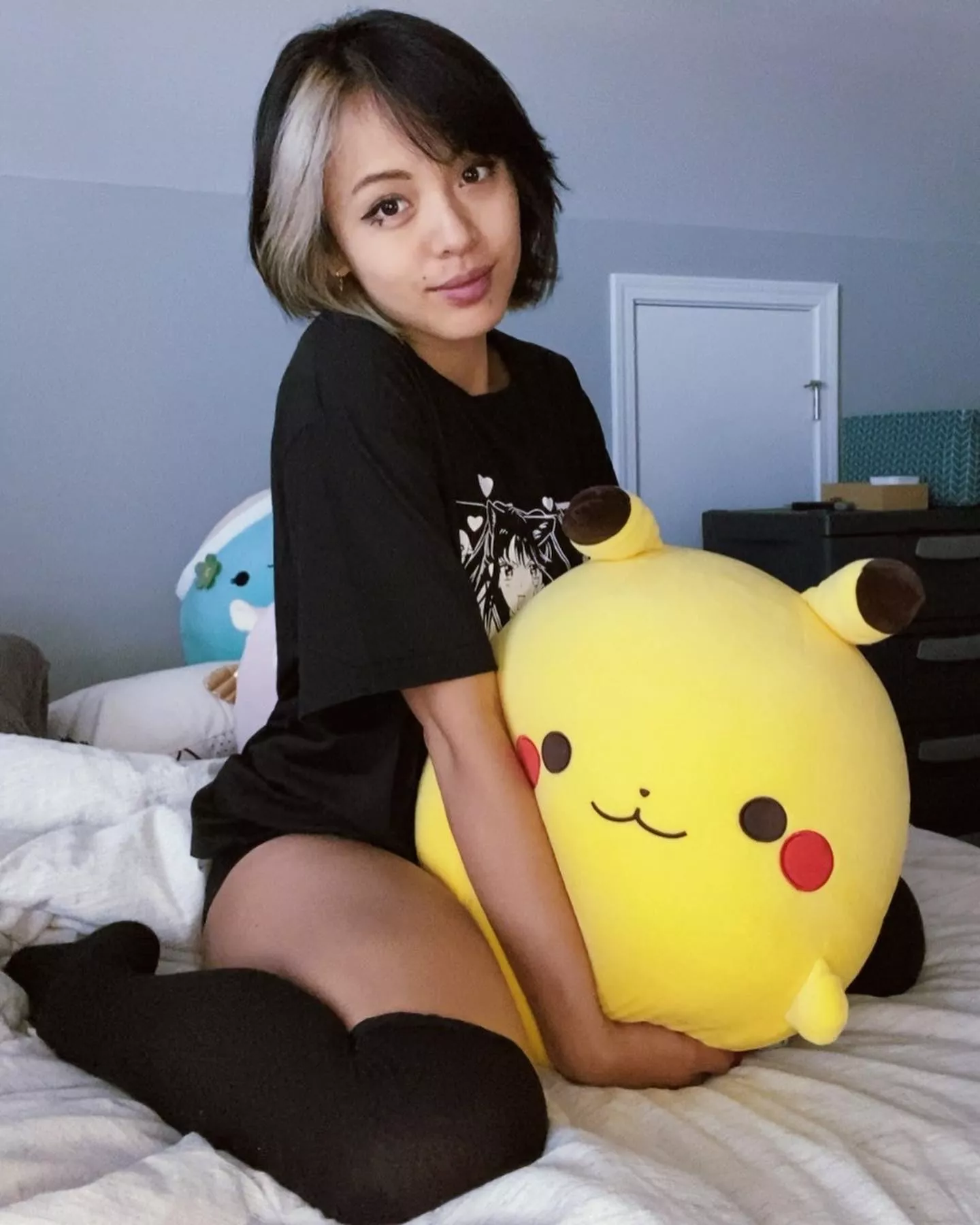 Hi from a weeby Asian that loves thigh highs 🥰