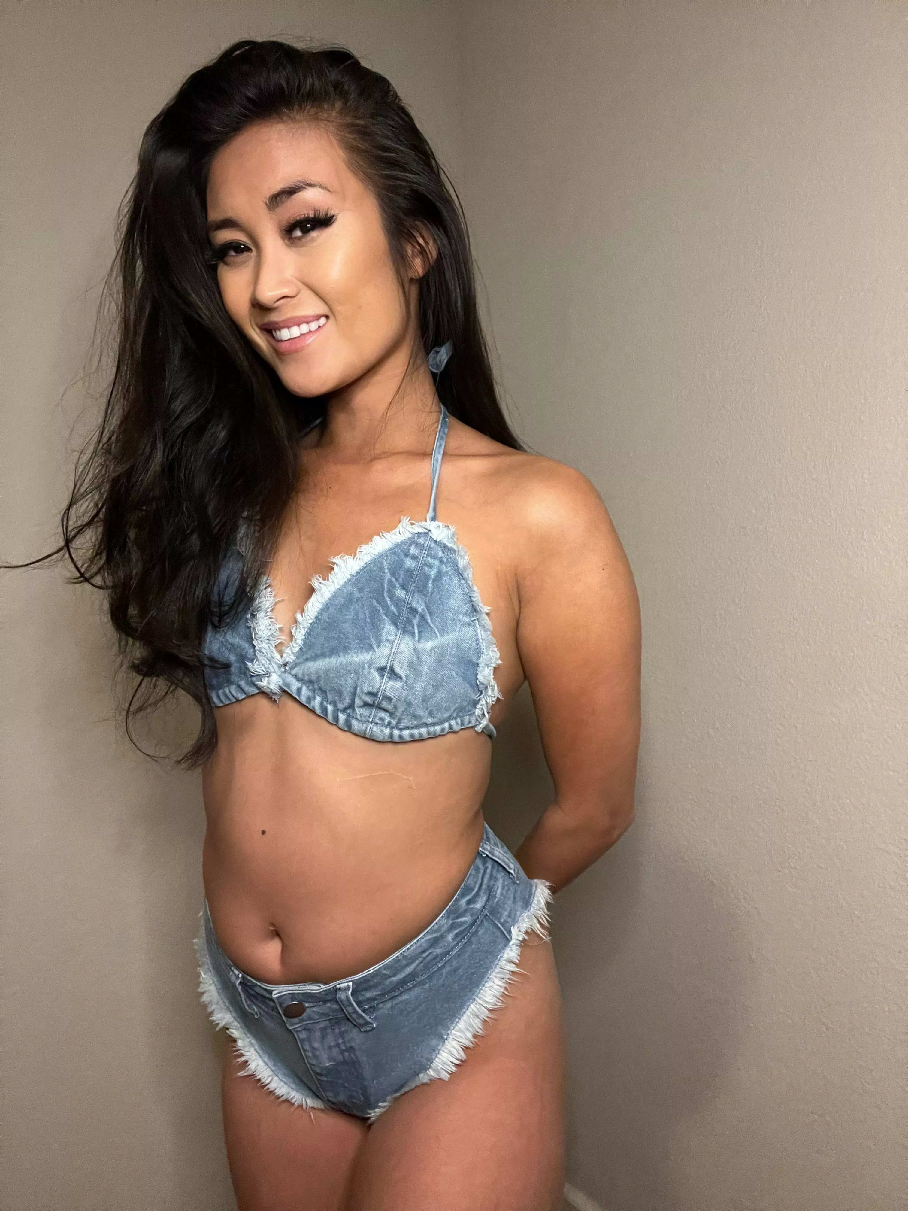 Hi! I'm Asian girl and I really need your cock now.😜😈