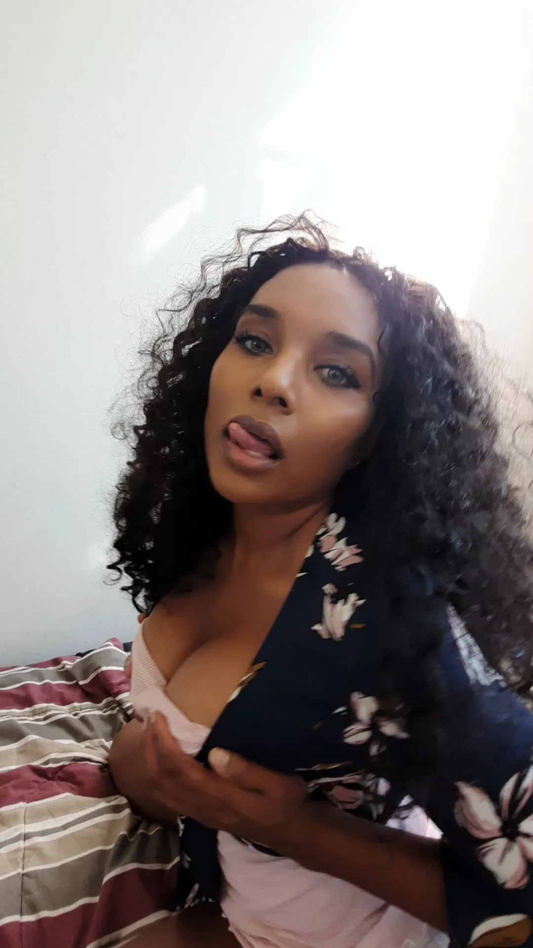 Hi I'm ebony_sorceress and I will cast a spell on you