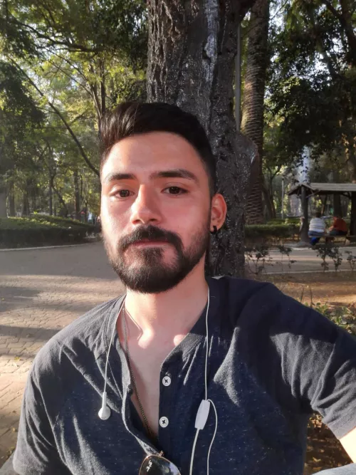 Hi, Im Leon. I love long walks on the park, big ***** and fried chicken