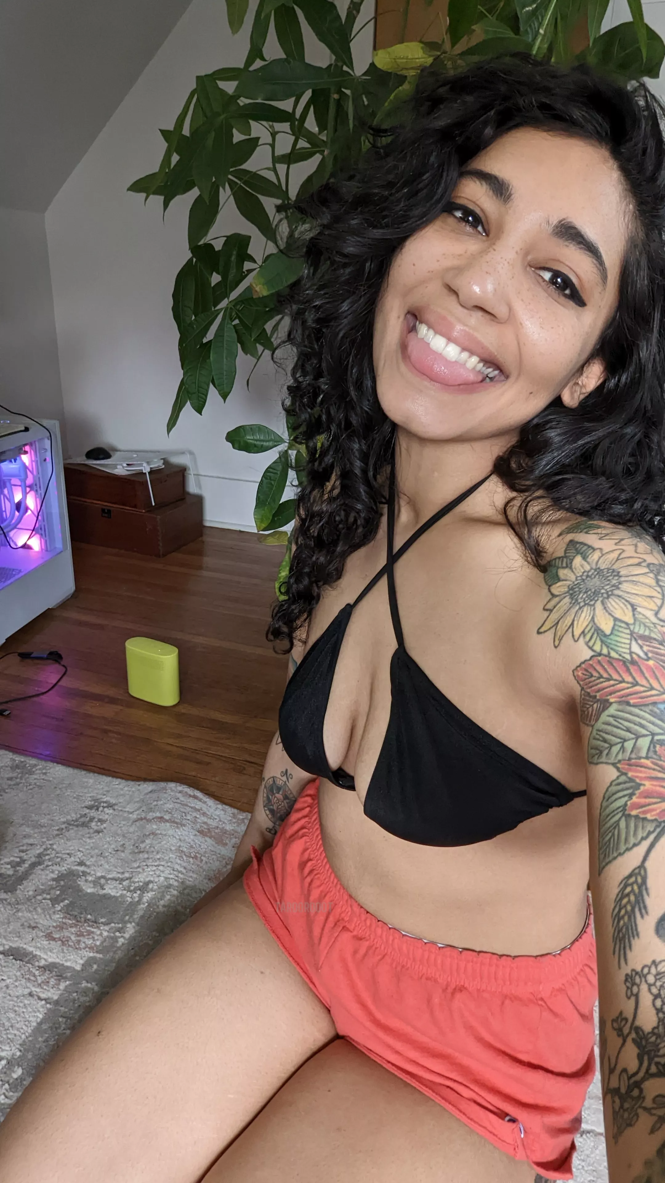 Hi! I'm Misha Black ❤️ Goofy Stoner 💚 $4.99 💚 solo content 💦