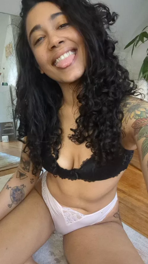 Hi! I'm Misha Black 💜 Goofy Stoner 💚 Solo content💦 strip teases, nudes 💦