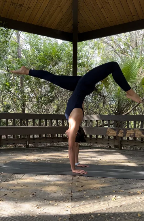 Hi :) I’m Yara and I do all kinds of stuff on my free OF page. Just hit subscribe and send your request through PV 💖 link in comment section